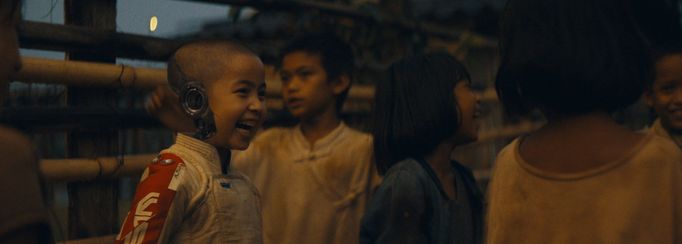 Vlevo je Madeleine Yuna Voyles jako Alphie.