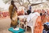 Čadské jezero je svědkem jedné z největších humanitárních krizí v Africe. Přežívá tu na 2,7 milionu lidí, kteří uprchli před běsněním džihádistů z organizace Boko Haram. Na snímku je vidět jedna ze zdravotnických konzultací mobilní kliniky ve Forkouloumu v Čadu.