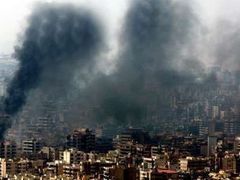 Snímek tak, jak jej agentuře Reuters zaslala libanonský spolupracovník a jak jej také ve svém servisu původně vydala. Kouř stoupající z budov zasažených na předměstí Bejrútu izraelským letectvem je na něm záměrně ztmaven.