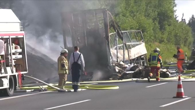Autobus narazil zezadu do kamionu na německé dálnici A9 nedaleko českých hranic. A začal hořet.