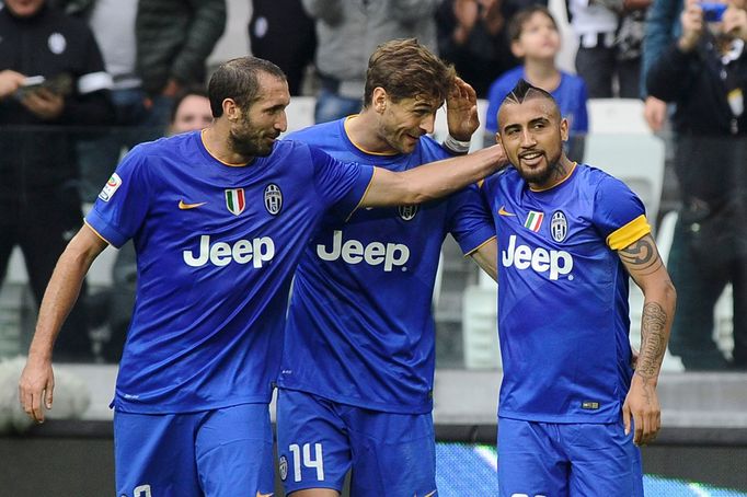 Arturo Vidal, Giorgio Chiellini a Fernando Llorente slaví branku Juventusu