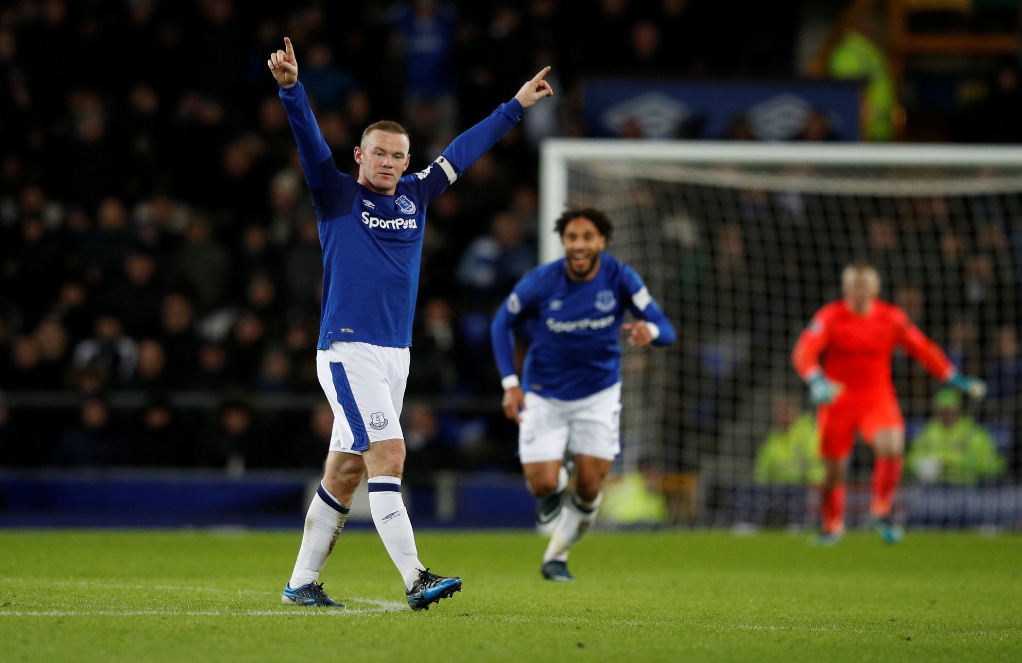 Wayne Rooney slaví svůj gól z půlky hřiště
