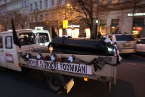 Fotky: Smuteční slavnost uprostřed večerní dopravní zácpy. Zlenivělí odpůrci EET projeli Prahou