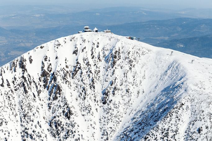 Krkonoše z výšky. Zimní snímky od Vrbatovy boudy až po Sněžku