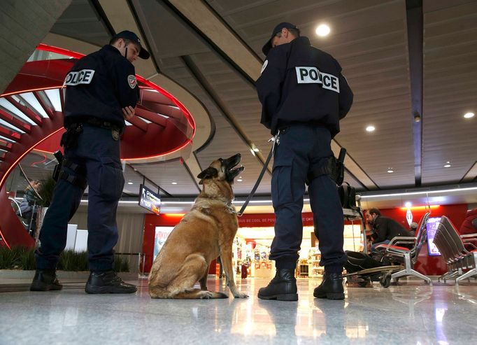 Policejní hlídka na pařížském letišti Charlese de Gaulla.