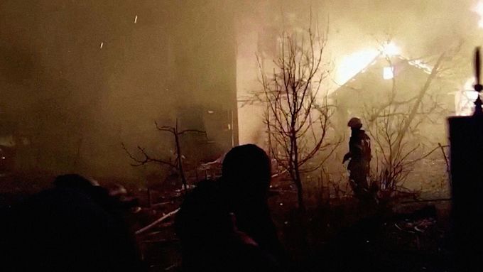 Hašení požáru vzniklého ruským ostřelováním města Žytomyr na Ukrajině, 1. 3. 2022