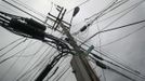 Power lines devastated by fire and the effects of Hurricane Sandy are seen in the Breezy Point section of the Queens borough of New York October 30, 2012. Millions of people across the eastern United States awoke on Tuesday to scenes of destruction wrought by monster storm Sandy, which knocked out power to huge swathes of the nation's most densely populated region, swamped New York's subway system and submerged streets in Manhattan's financial district. REUTERS/Shannon Stapleton (UNITED STATES - Tags: ENVIRONMENT DISASTER) Published: Říj. 30, 2012, 7:58 odp.