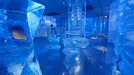 První ledoví turisté tak podle vyprávění zakladatele společnosti ICEHOTEL vlastně nespali v ledovém hotelu, nýbrž v prostorách galerie pro ledové umělecké artefakty...
 
Umělci: Arne Bergh & Ake Larsson 
Místo: ICEBAR by ICEHOTEL: OSLO