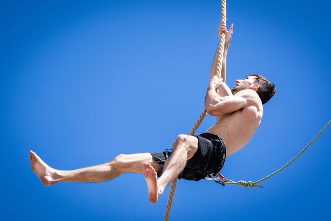 Matěj Cigl při šplhu v Novém Městě nad Metují