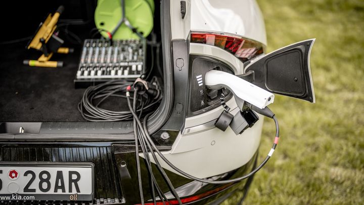 Elektroauto jako zachránce při výpadku elektřiny. Co také umí auta do zásuvky?