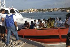 Potopily se další dvě lodě s uprchlíky, desítky mrtvých