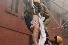 Při požáru rozestavěné budovy v Bombaji zemřelo nejméně šest lidí, další čtyři se pohřešují