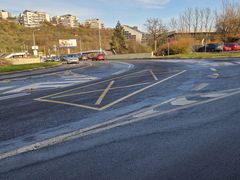 Žluté zkřížené čáry v Praze na ulici Radlická.