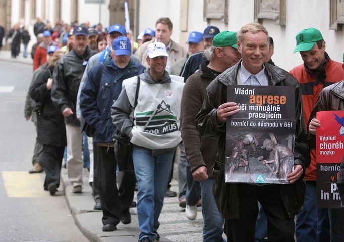 Odboráři měli sraz u stanice metra Malostranská a před budovu sněmovny se vydali pěšky Valdštějnskou ulicí. Museli jít po chodníku, nebyl to ohlášený průvod.