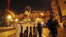 A protester, who opposes Egyptian President Mohamed Mursi, plays drums during clashes with riot police in front of the presidential palace in Cairo February 11, 2013. Protesters demanding the departure of Egyptian President Mohamed Mursi clashed with police outside his palace on Monday on the second anniversary of the overthrow of veteran autocrat Hosni Mubarak. REUTERS/Amr Abdallah Dalsh (EGYPT - Tags: POLITICS CIVIL UNREST) Published: Úno. 11, 2013, 11:37 odp.