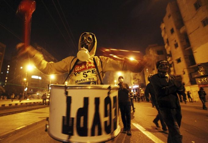 A protester, who opposes Egyptian President Mohamed Mursi, plays drums during clashes with riot police in front of the presidential palace in Cairo February 11, 2013. Protesters demanding the departure of Egyptian President Mohamed Mursi clashed with police outside his palace on Monday on the second anniversary of the overthrow of veteran autocrat Hosni Mubarak. REUTERS/Amr Abdallah Dalsh (EGYPT - Tags: POLITICS CIVIL UNREST) Published: Úno. 11, 2013, 11:37 odp.