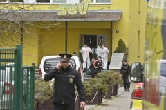 Policisté obvinili mladíka z vraždy učitele na škole v Praze. Nyní je ve vazbě