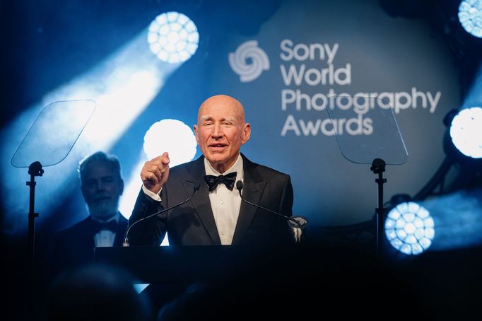 Sebastião Salgado při převzetí ceny za celoživotní přínos fotogrfafii, Sony World Photography Awards 2024, Londýn