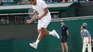 Francouzský tenista Jo-Wilfried Tsonga se raduje z vítězství nad Němcem Philippem Kohlschreiberem ve čtvrtfinále Wimbledonu 2012.