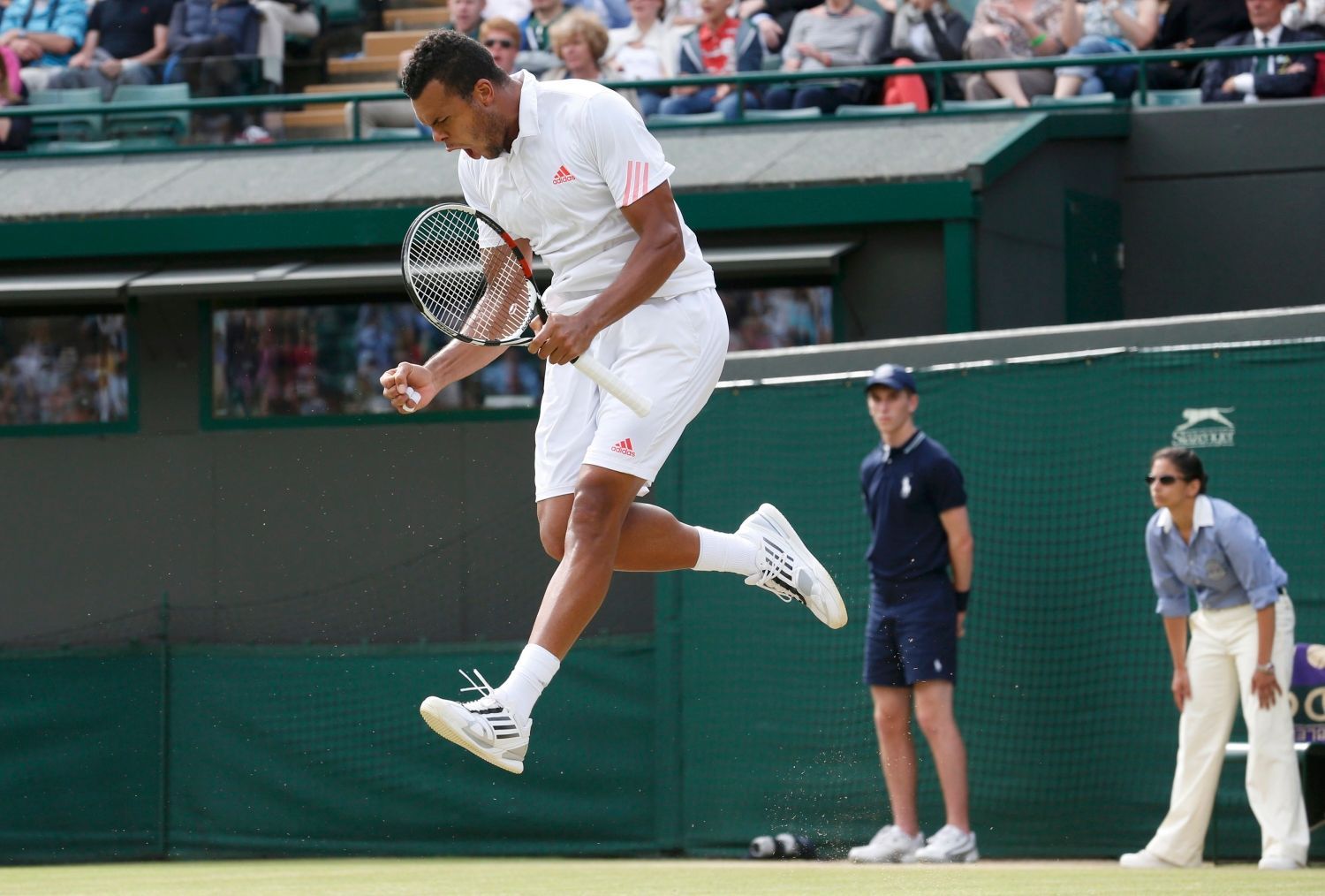 Francouzský tenista Jo-Wilfried Tsonga se raduje z vítězství nad Němcem Philippem Kohlschreiberem ve čtvrtfinále Wimbledonu 2012.