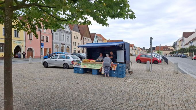 Kam pro ovoce a zeleninu z jižní Moravy? Na náměstí do Plané na Tachovsku.