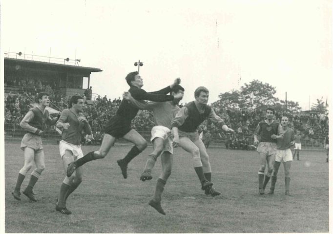 Utkání Dukla Praha junioři - ZKL Brno 0:0 v pozadí původní východní tribuna, v rohu hlasatelna