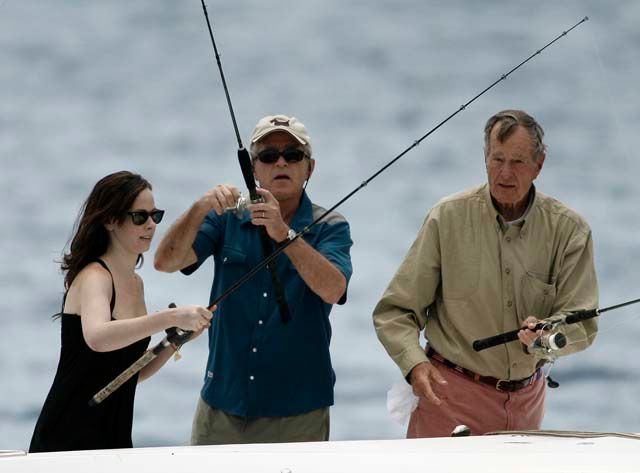 Prezident USA George Bush se o rizicích dozvěděl v Kennebunkportu (stát Maine), kde s dcerou Barbarou a otcem rybařil