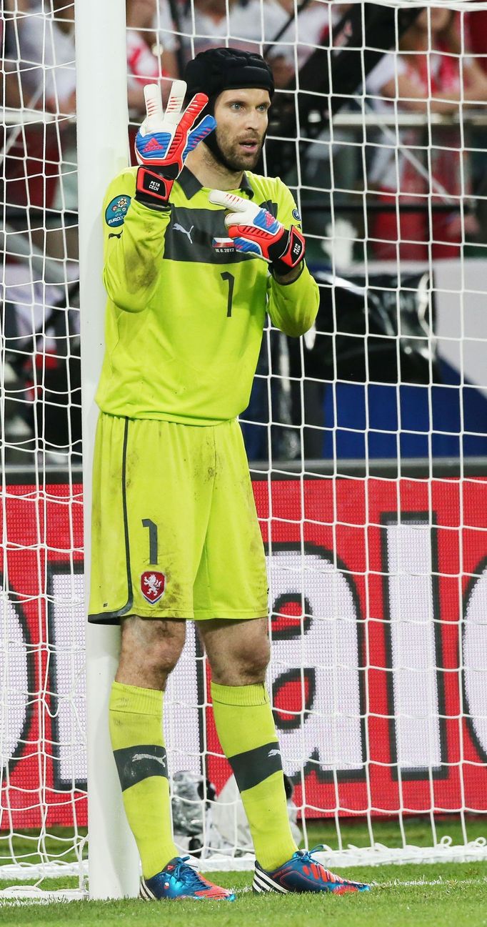 Český fotbalový brankář Petr Čech dává instrukce obraně v utkání skupiny A proti Polsku na Euru 2012.