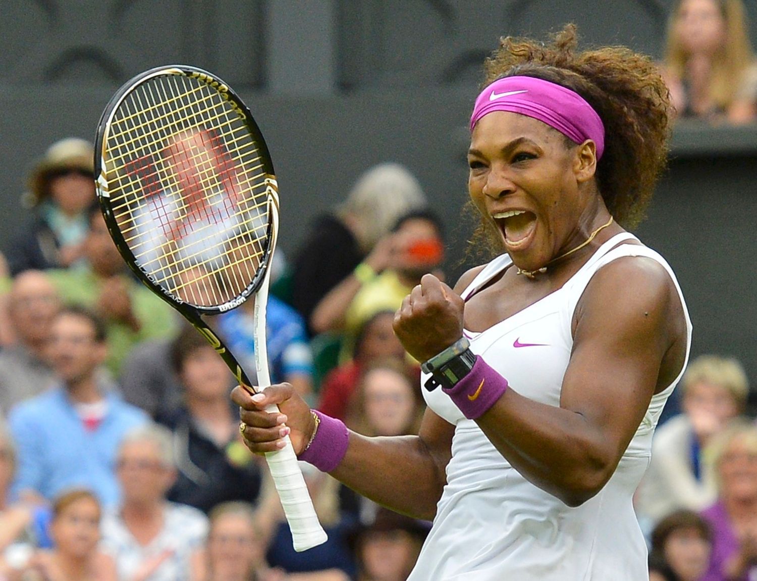 Americká tenistka Serena Williamsová se raduje z vítězství nad Češkou Petrou Kvitovou ve čtvrtfinále Wimbledonu 2012.
