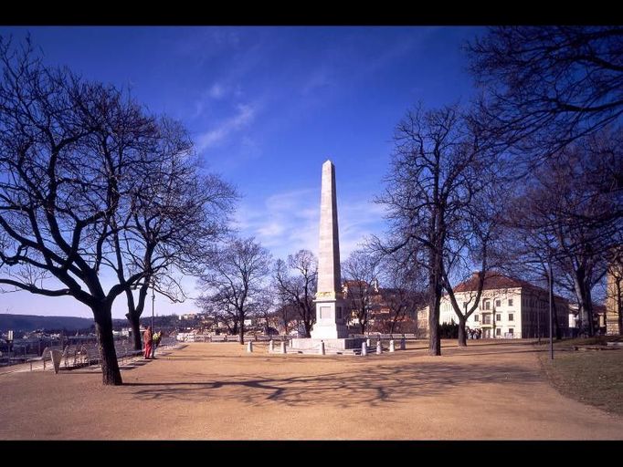 Park nechal založil na jižních svazích vrchu Petrova v roce 1814 - 1818 moravský místodržitel Antonín Bedřeich hrabě Mitrovský podle projektu Františka Kleina významného moravského podnikatele německého původu. Hradební zdi byly zčásti odstraněny a část byla začleněna do kompozice parku. Na počátku 40. let 20. století byly Denisovy sady rozděleny prodloužením Husovy třídy a odtržená část parku pod Husovou třídou se nazývá Studánka. V letech 1999 a 2005 proběhla celková rekonstrukce parku dle projektu Ing. Petra Hrůši, Ing. Petra Pelčáka a Ing. Zdenka Sendlera a Ing. Václava Babky. Celková rozloha parku činí 2,7, ha. Fotografie byly převzaty z http://www.stavbaweb.cz/Stavba-mesice/Chronologie-parku.html Doprovodné akce 14.00 a 15.00 a 16.00 –komentovaná prohlídka (sraz u obelisku); 14.00 – 18.00 doprovodný program a koncert cimbálové skupiny Šmitec – Místodržitelská zahrada; Brno - město uprostřed Evropy 2012 Text byl převzat ze stránek www.vikendotevrenychzahrad.cz  Více informací o uvedené zahradě můžete naleznout ZDE .