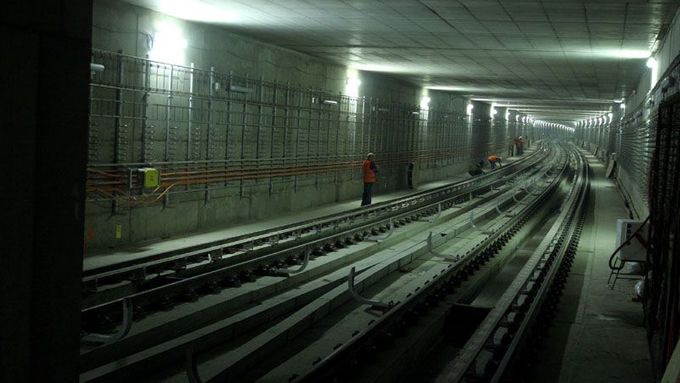 Pohled do nového tunelu metra trasy C směr stanice Střížkov a dále dnešní stanice Ládví.