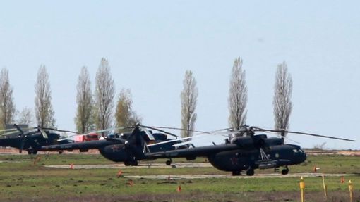 Ruské vojenské helikoptéry poblíž Belgorodu nedaleko ukrajinských hranic.