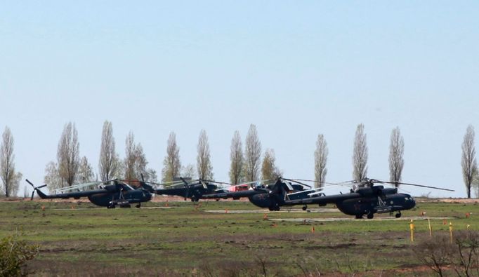 Ruské vojenské helikoptéry poblíž Belgorodu nedaleko ukrajinských hranic.