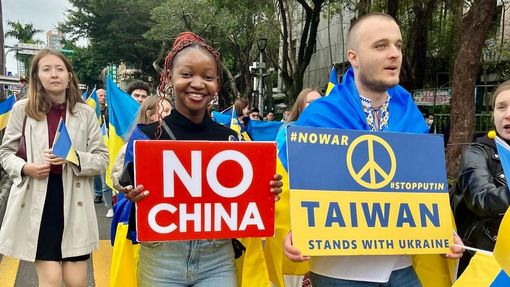 Tchaj-pejí, hlavním městem ostrova Tchaj-wanu, prošel pochod na podporu Ukrajiny, která je už dva roky cílem ruských útoků.