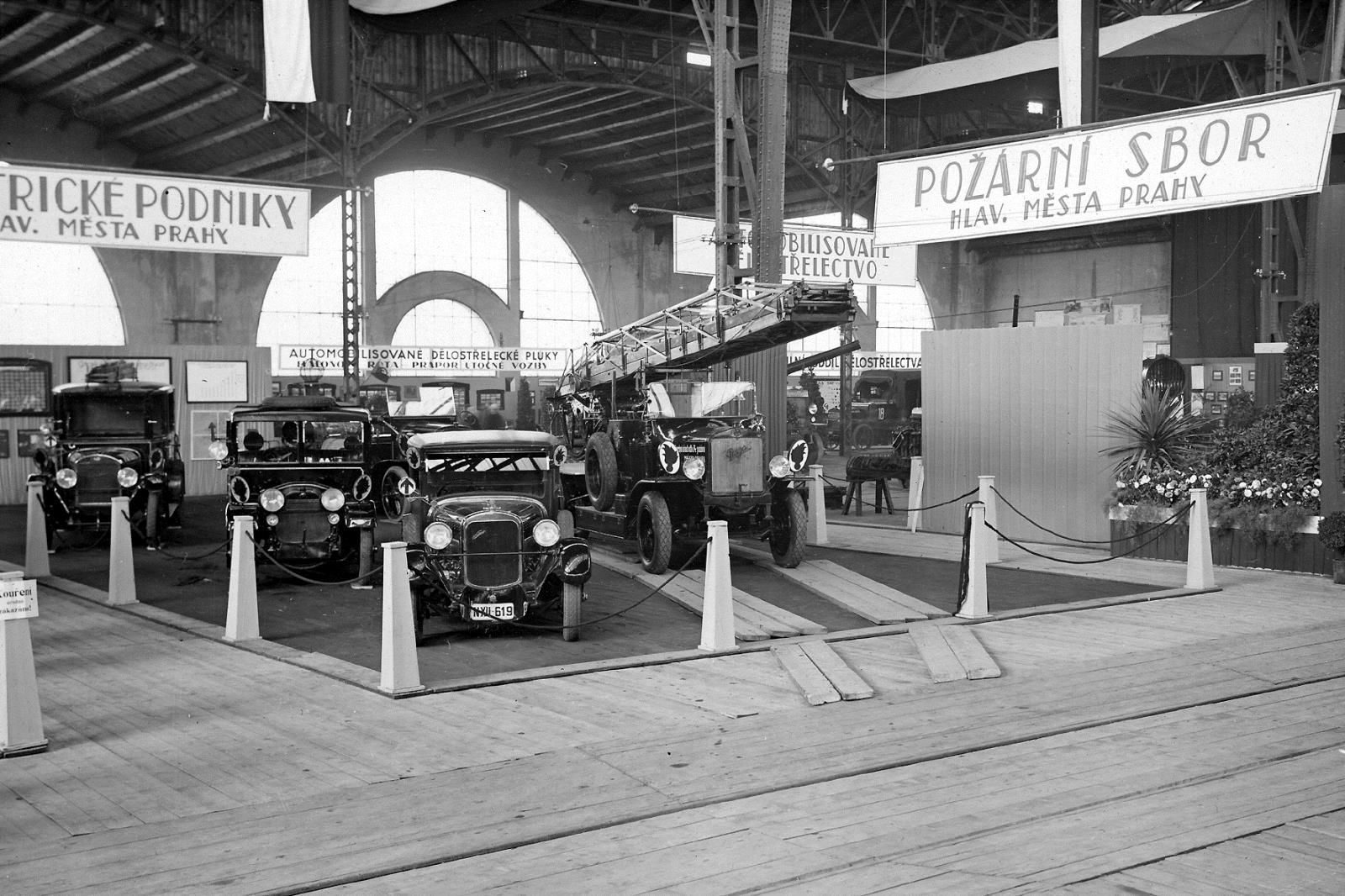 Fotogalerie / Historie / Stříkačka / Před 110 lety obdržel pražský hasičský sbor první automobilovou stříkačku