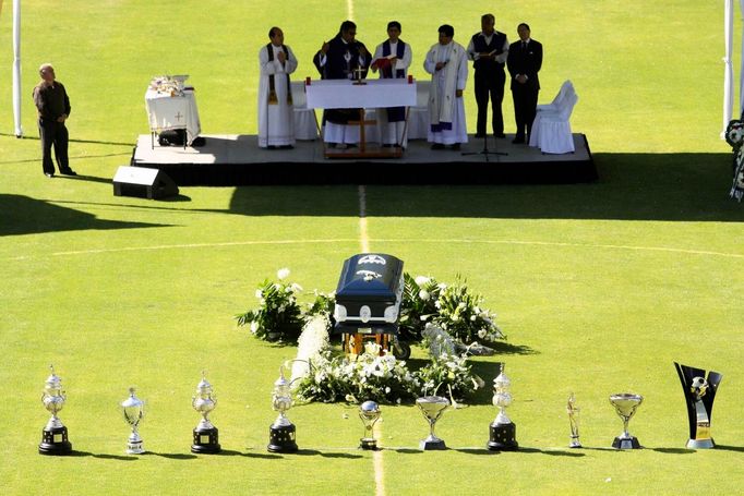 Církevní obřad se konal přímo na trávníku stadionu Hidalgo, kde byly vystaveny všechny trofeje, které Miguel Calero jako brankář získal.