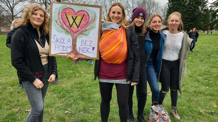 Ani demonstrace rodičů nepomohla. Radní odvolali ředitele školy, kde netestovali žáky; Zdroj foto: Michaela Endrštová