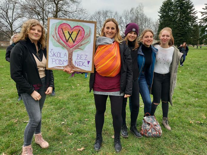 Demonstrace na podporu ředitele semilské Waldorfské ZŠ