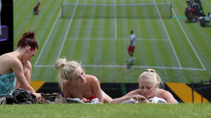 Na české tenisty se někdy nedá koukat. Divačky, které se nedostaly do areálu ve Wimbledonu, se odvrátily od velkoplošné obrazovky se zápasem Berdych - Darcis