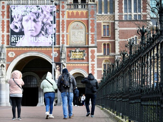 Zavřené Rijksmuseum v Amsterdamu.