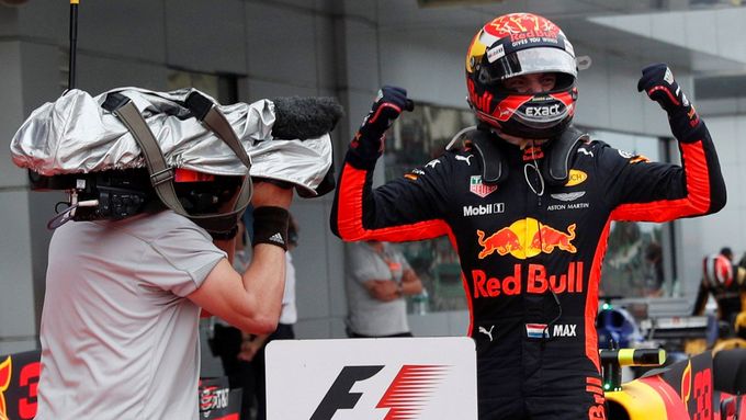 Max Verstappen slaví vítězství v Sepangu.