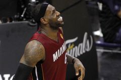 James zraněn, Miami první finále NBA v San Antoniu prohrálo