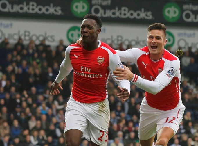 Welbeck a Giroud slaví gól Arsenalu