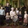 Alžběta II. se svými pěti pravnoučaty a dvěma nejmladšími vnoučaty.