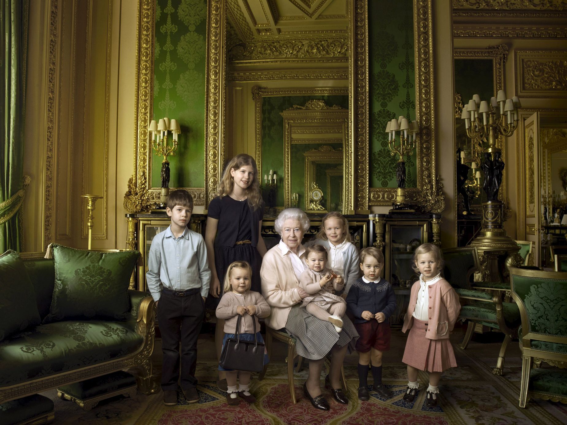 Alžběta II. se svými pěti pravnoučaty a dvěma nejmladšími vnoučaty.