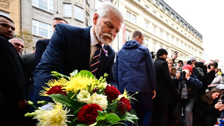 Na Národní třídu už dorazil Pavel i Babiš. Jednomu lidé tleskali, druhému nadávali