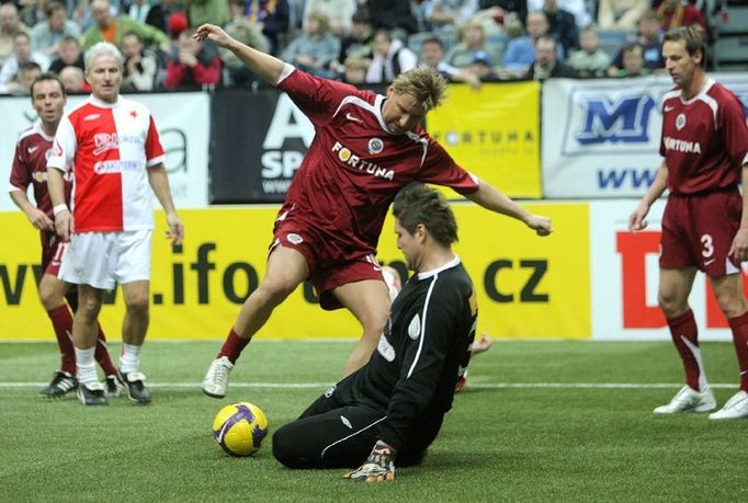 Víkend šampiónů: stará garda Sparta vs. Slavia. Horst Siegel dotírá na brankáře Slavie.