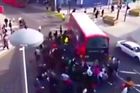 VIDEO Londýňané nadzvedli double-decker. Uvěznil cyklistu