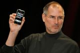 Vzhledem k prodejním úspěchům iPhonu si už asi málokdo vzpomene, že první zkušenost kalifornské společnosti Apple s trhem mobilních telefonů nebyla příliš šťastná. V roce 2004 se firma spojila s tradičním výrobcem mobilů, americkou Motorolou, a společně uvedly na trh přístroj Motorola ROKR E1. Šlo o vcelku tuctový model, jenž se od záplavy podobných mobilů odlišoval vlastně jen přístupem do applovského internetového obchodu s hudbou. Mobil nezaujal a jeho prodeje tomu odpovídaly.