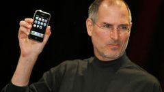 29. června uplynulo deset let od prodání prvního chytrého telefonu od firmy Apple. Od iPhonu se od té doby čeká, že bude ve svém odvětví udávat směr.